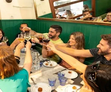 Barcelona: Small Group Guided Walking Tour + Tapas & Drinks